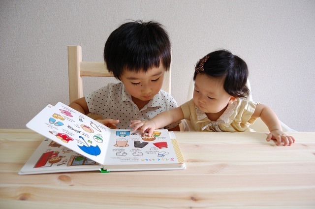 絵本を見る子どもたち