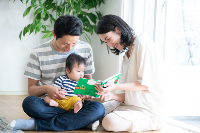 読み聞かせする家族