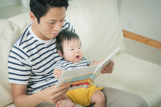 絵本を読む親子
