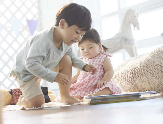 おもちゃで遊ぶ子ども