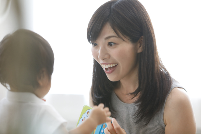 子どもと遊ぶ人