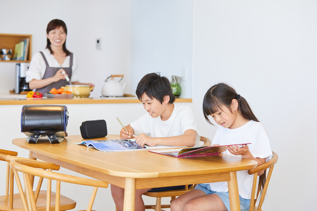 リビングで勉強する子ども達