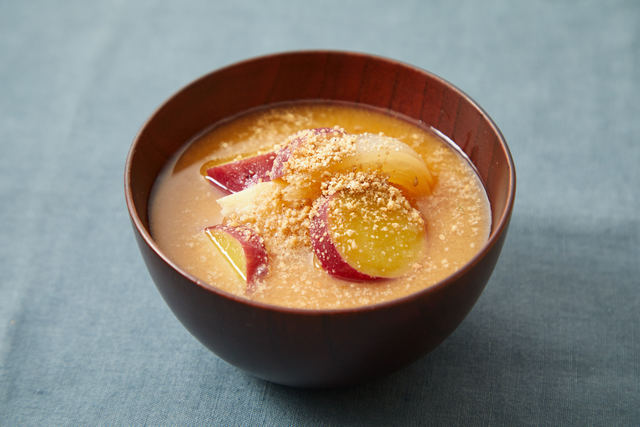 サツマイモとタマネギのゴマ風味みそ汁