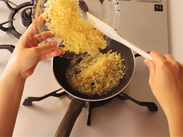 みじん切りにした油揚げを加える