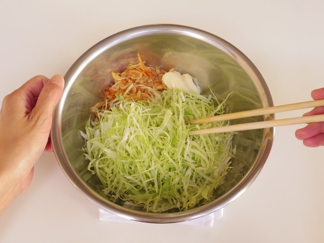 具材を混ぜる