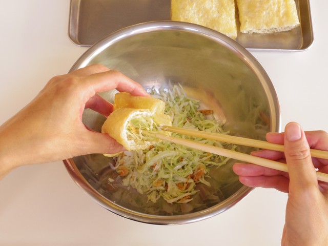 具材を油揚げを詰める