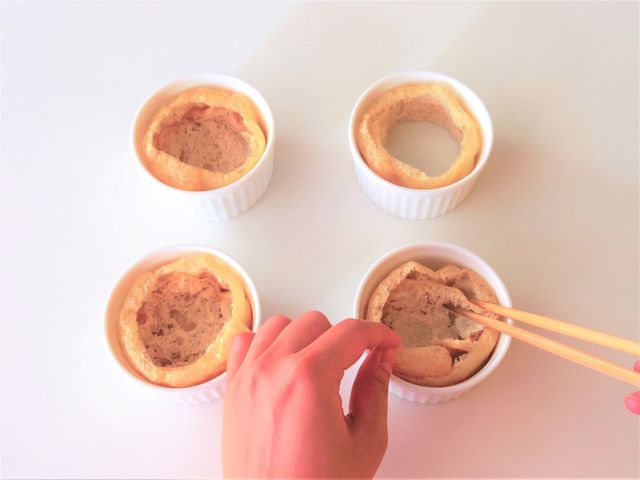 耐熱容器に切った油揚げを敷く
