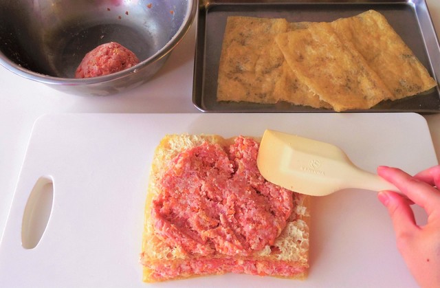 ひき肉を油揚げに塗りひろげる