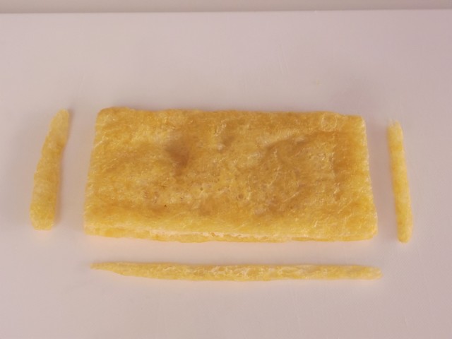 油揚げの三辺を切り落とす