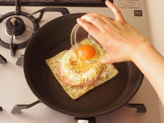 ハム・ピザ用チーズで囲いをつくって卵を割り入れる