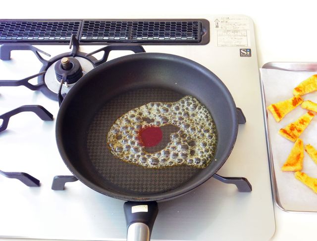 カラメルの材料を火にかける