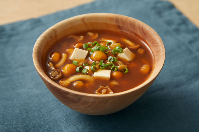なめこと豆腐の赤だし味噌汁