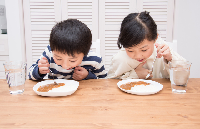 カレーを食べる子ども