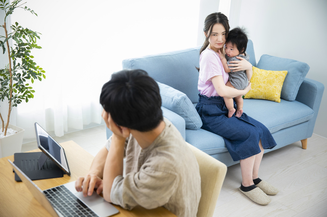 在宅ワークする人と家族
