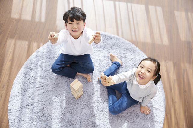 室内で遊ぶ子ども