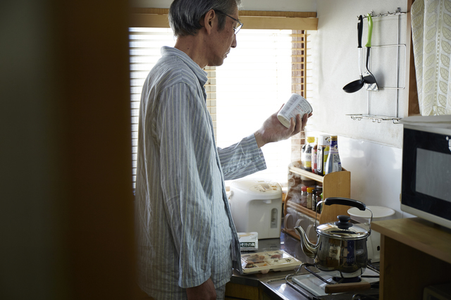 湯呑を見つめる人