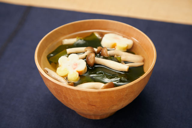 シメジとワカメのお吸い物