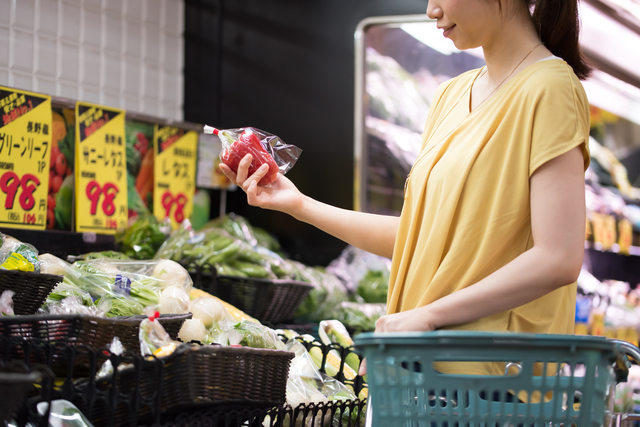 スーパーでの買い物の様子