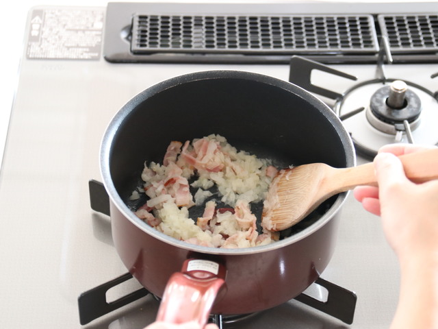 玉ねぎを炒める