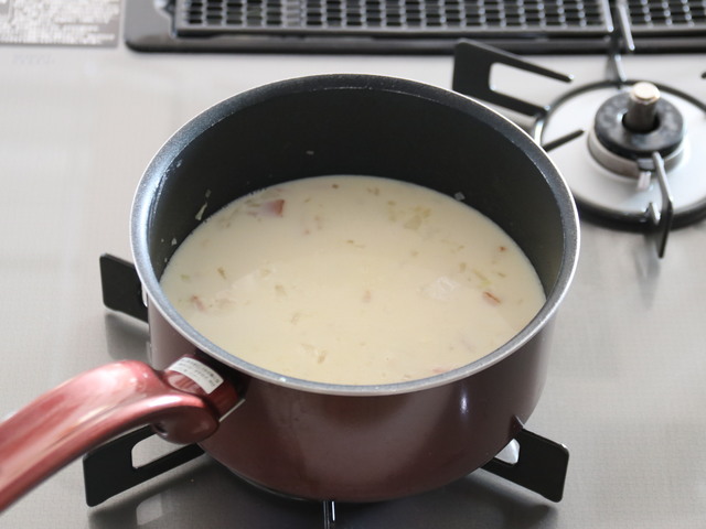 具材を煮込む