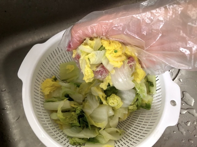 白菜の水気を絞る