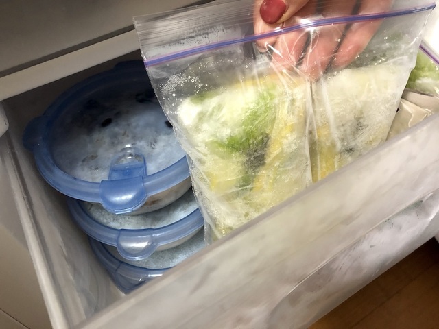 白菜を入れた袋を立てて冷凍保存する。