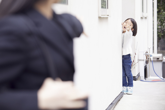 離れたところから声をかける子ども