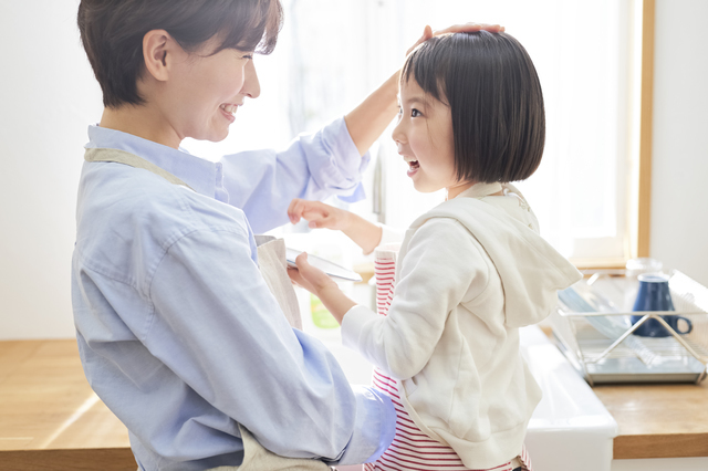 子どもを褒める様子