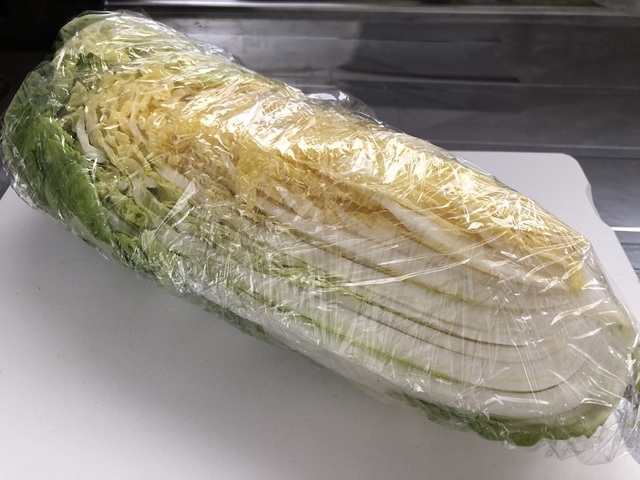 白菜をラップで包む