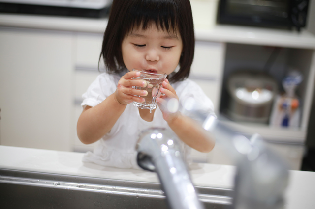 水を飲む子ども
