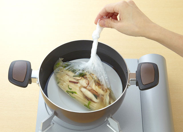 湯せんで調理をする