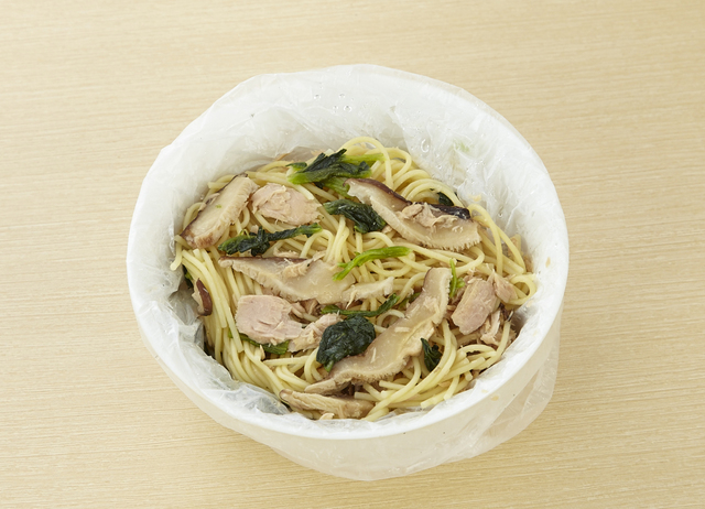 出来上がった料理をそのままお皿に乗せる