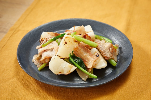 カブと豚肉の塩炒め