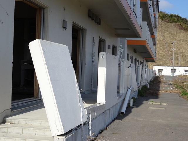 建物の一部が崩れている