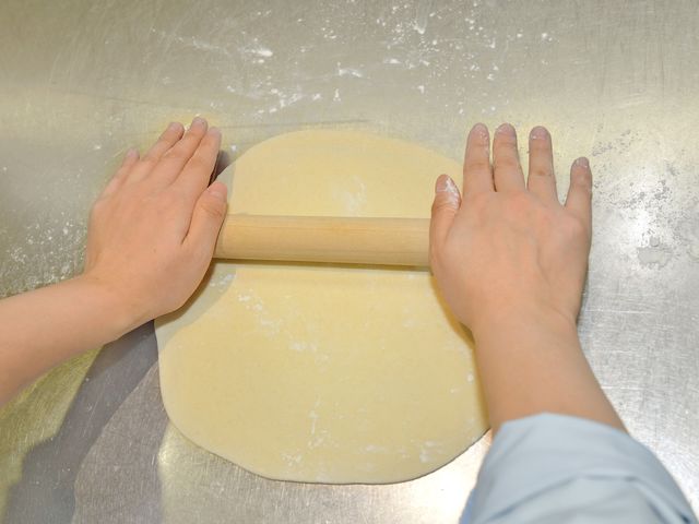 麺棒で生地を伸ばす