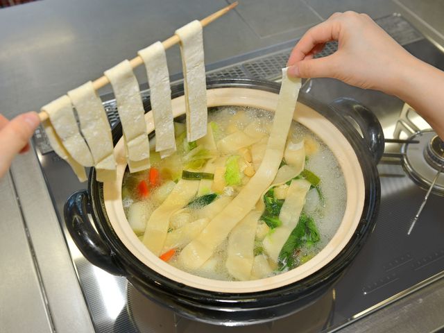 野菜、麺を煮込む