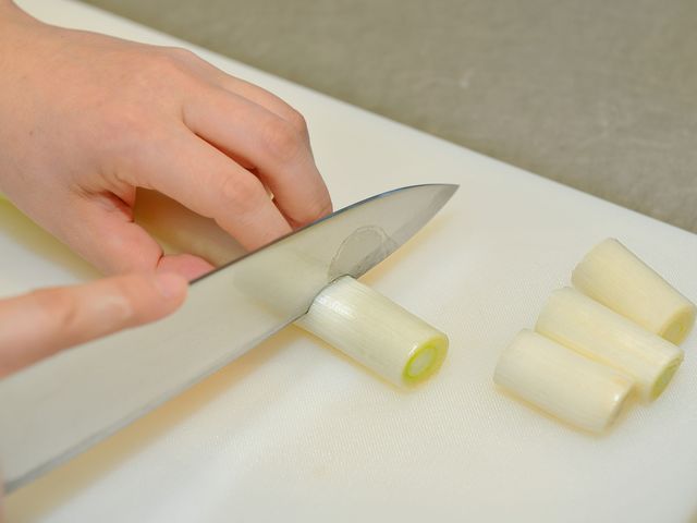 深谷ネギを3cm幅のぶつ切りにする