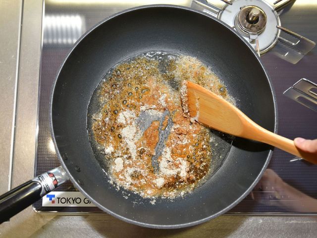 火を止めて全粒粉とシナモンを入れる