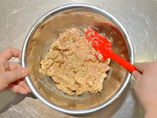 ボウルに材料Aを入れて混ぜる