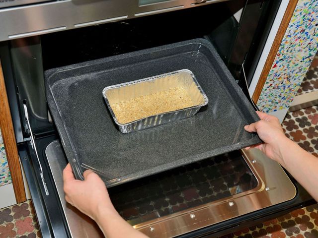型の底に敷きつめて焼く