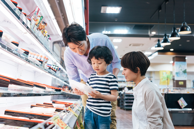 スーパーで買い物する家族