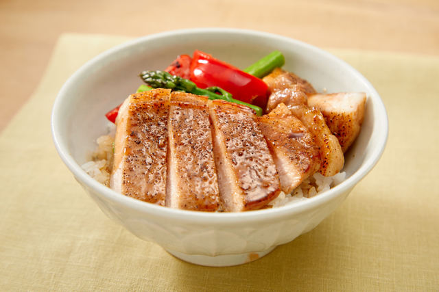 豚肉と黒コショウのバター丼