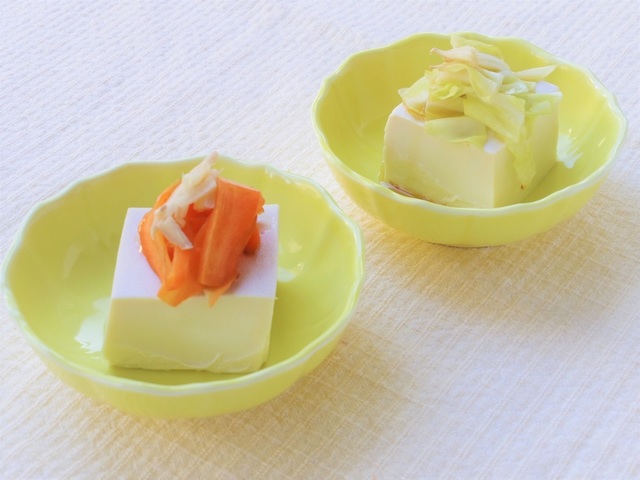 豆腐の上にぬか漬けが乗っているところ