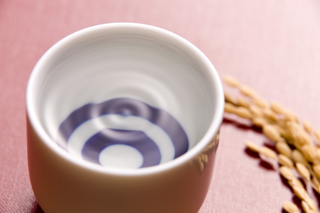 日本酒の新酒で晩酌をするところ