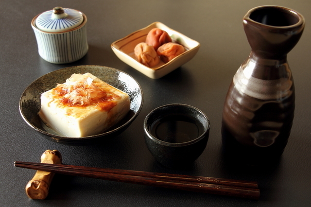 新酒の日本酒で晩酌をするところ
