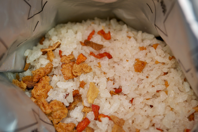 防災食のアルファ化米を開けたところ