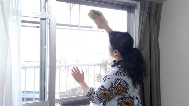 網戸を雑巾で拭くところ