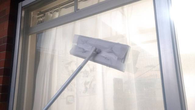 網戸にフローリングワイパーをかけるところ