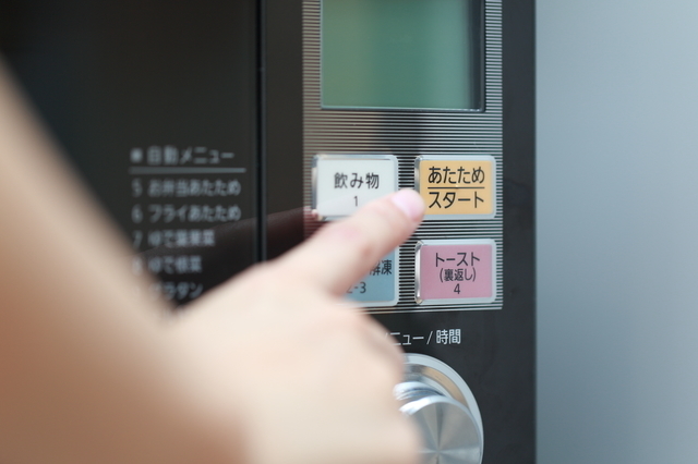 電子レンジのスイッチを入れるところ