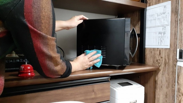 電子レンジを掃除するところ